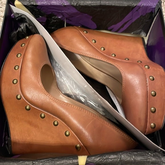 Donald Pliner Tan/Cognac Soft Leather Wedge w Studs…. Size 7 - Picture 3 of 6